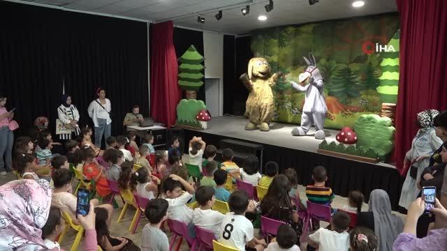 Alışveriş merkezinden çocuklara ücretsiz tiyatro gösterisi