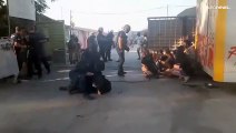 شاهد: اشتباكات بين مهاجرين والشرطة اليونانية أثناء إخلاء مخيم إليوناس بالقرب من أثينا
