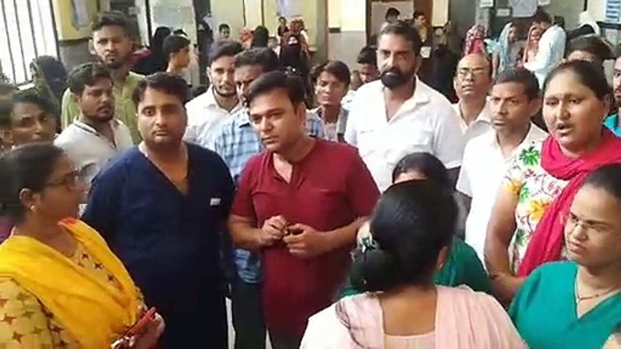 लेबर रूम में नर्सिंगकर्मियों से की मारपीट