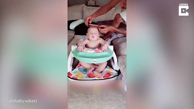 Ce papa met en équilibre de la nourriture sur la tête de son bébé endormi