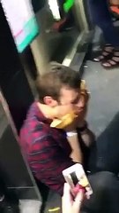 Lui il a vraiment très très faim... Kebab façon glouton