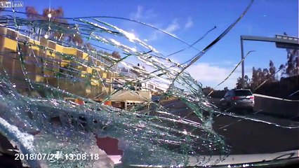 Ne jamais suivre un camion de trop prêt sur l'autoroute... grosse frayeur