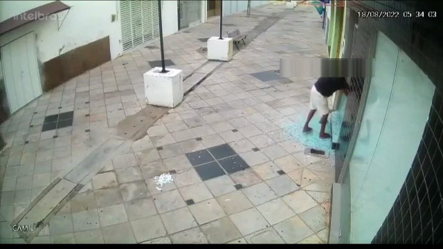 Ladrão arromba loja em Cajazeiras e furta relógios; idoso se aproveitou e também levou objetos