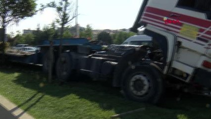 İSTANBUL-PENDİK'TE TIR HAFİF TİCARİ ARACA ÇARPTI: 1 YARALI