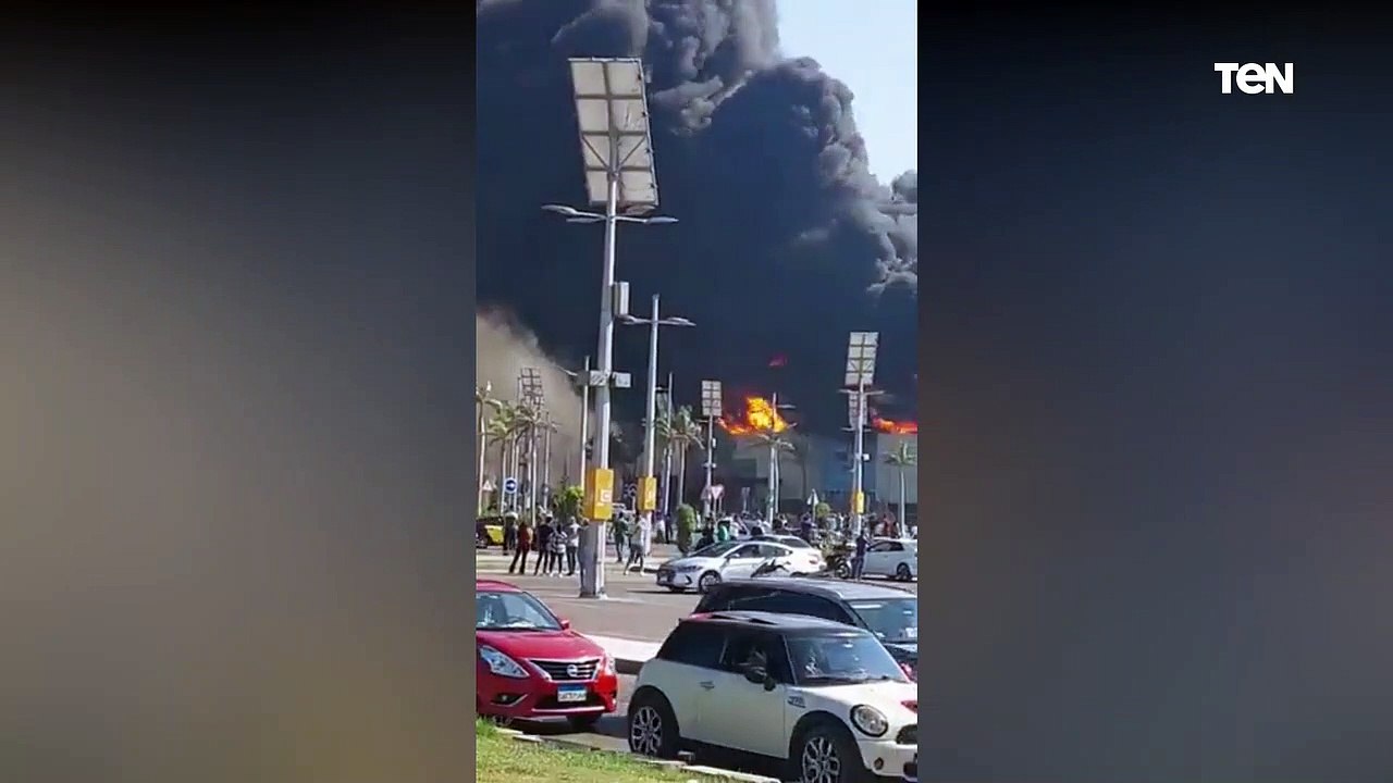 مشهد مروع... شاهد اللحظات الأولى من حريق كارفور اسكندرية