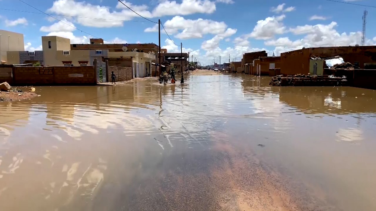 موريتانيا.. مياه الأمطار تغمر أحياء وشوارع رئيسية في مدينة كيهيدي
