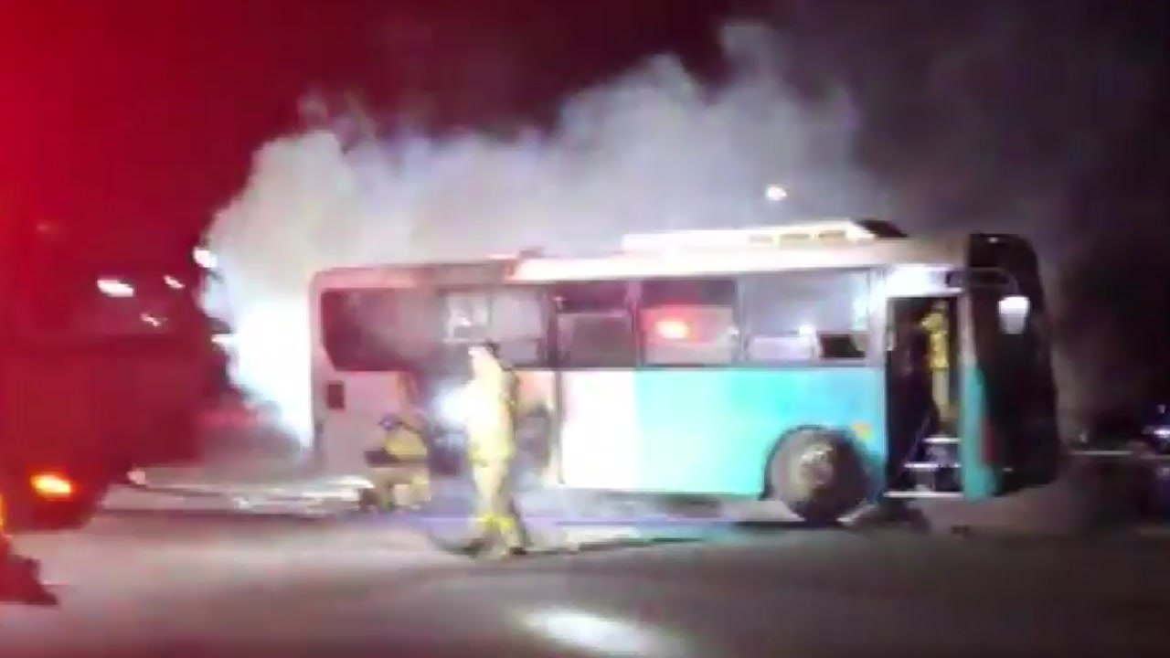 충남 서산에서 25인승 버스 화재...인명피해 없어 / YTN