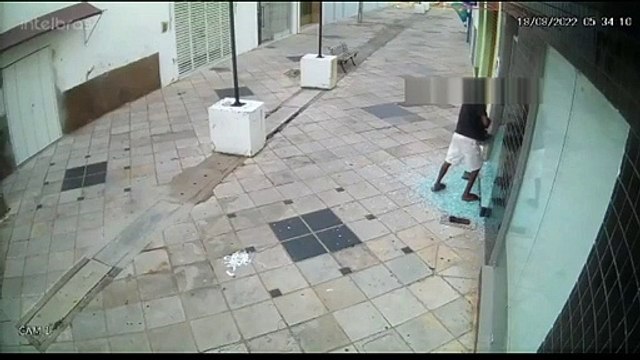 Ladrão arromba loja em Cajazeiras e furta relógios; idoso se aproveitou e também levou objetos