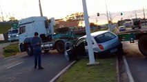 Dois veículos param no canteiro da avenida Portugal após carreta ter problema nos freios