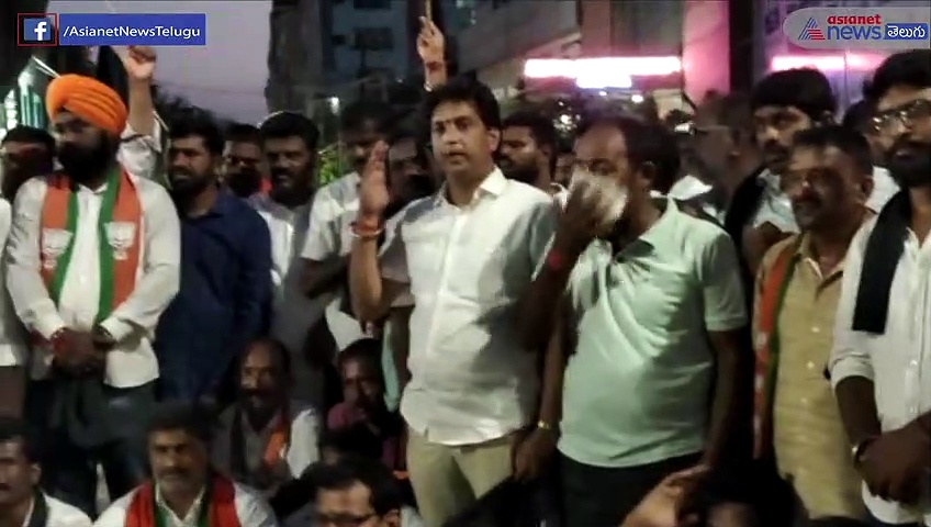 సంజయన్నకు అడ్డొస్తే అడ్డంగా నరికేస్తామంటూ... కరీంనగర్ లో బిజెపి శ్రేణుల ఆందోళన 