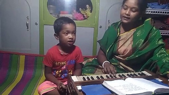 mother and his small daugter singing viral song sada sada kala,মা মেয়ের কণ্ঠে ভাইরাল গান সাদা সাদা কালা কালা।হাওয়া সিনেমার গান।