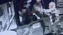 Taksim’de dehşet anları kamerada: Mekana almayan kişiyi bıçakladı