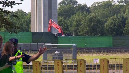 Lettonia, abbattuta una statua in onore dell'Armata rossa: "una questione di valori".