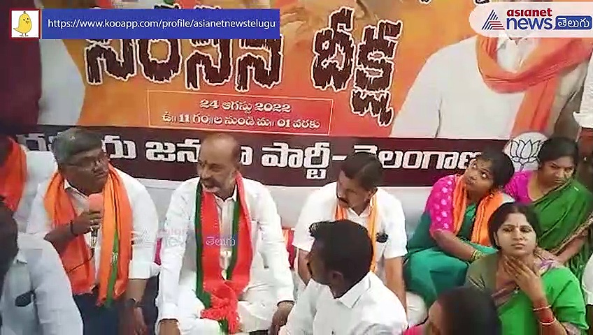 కరీంనగర్ నివాసం బయటే బండి సంజయ్ నిరసన దీక్ష...