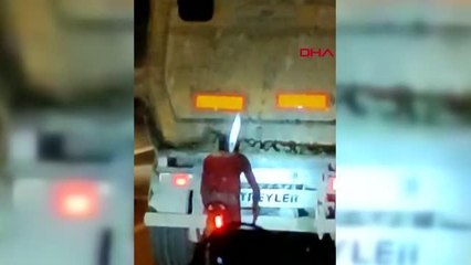 İSTANBUL-BAĞCILAR'DA KAMYONUNUN ARKASINDAKİ BİSİKLETLİNİN TEHLİKELİ YOLCULUĞU