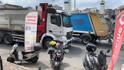İstanbul’da çöp kamyonu motosikletin üzerinden geçip, yoluna devam etti