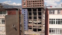 Dünyanın en saçma binası olarak bilinen yapının enkazı da dert oldu
