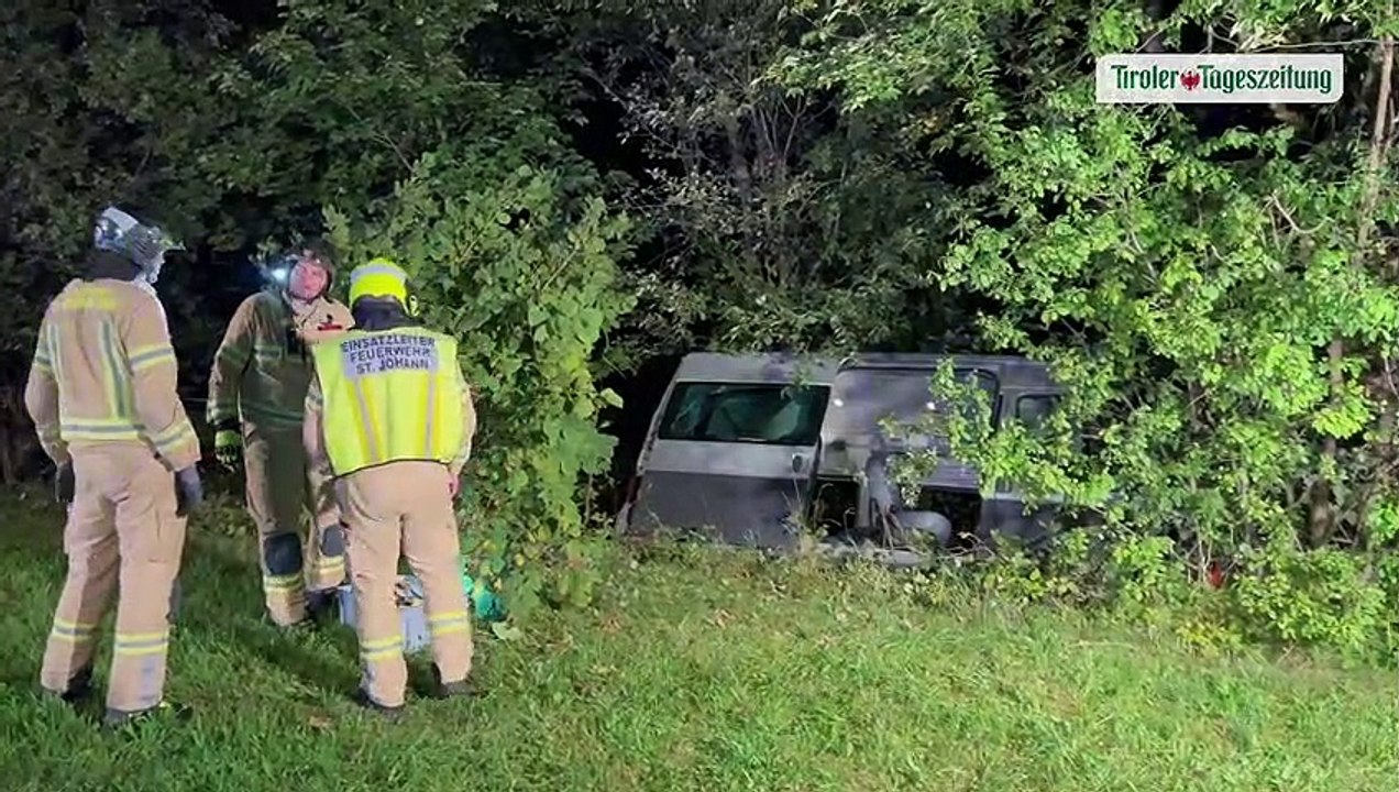 Überholmanöver missglückt: Mann prallte in St. Johann mit Auto gegen Böschung