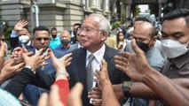 بتهم فساد.. سجن وتغريم رئيس الوزراء الماليزي الأسبق