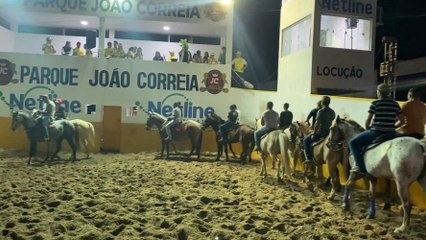 Vaqueiros e vaqueiras recebem as bênçãos no Parque João Correia em noite marcada por emoção