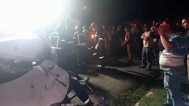 PR-323: Bombeiros socorrem motorista de Ônix que se chocou em ônibus com fieis da Assembleia de Deus