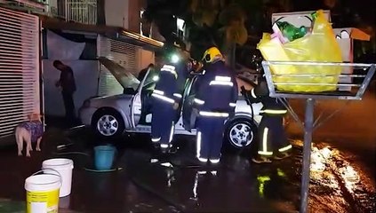 Mesmo após utilizarem 12 extintores, populares precisaram acionar os Bombeiros para controlar incêndio em veículo