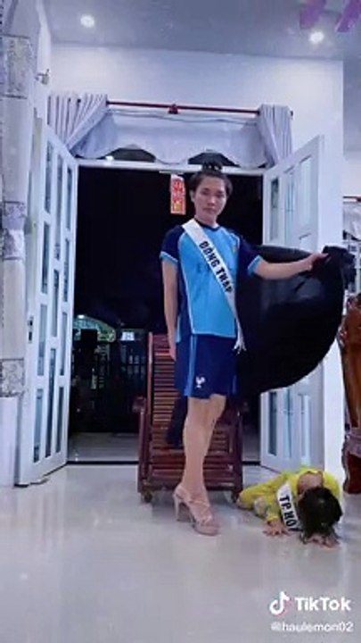 Hai anh em ruột cosplay khoảnh khắc đăng quang của Miss World Vietnam 2022 Mai Phương