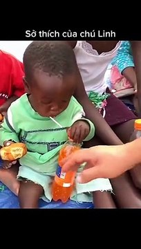 Hết Lôi con, chú Linh lại ghẹo em bé châu Phi phát khóc vì giấu nắm kẹo trong áo