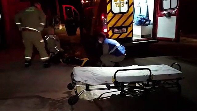Vítima de agressão pede ajuda a moradores e é atendido pelo Siate, no loteamento Barcelona