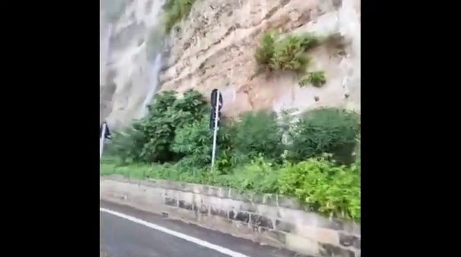 Cascate d'acqua e strade allagate a Tropea, circolazione in tilt a causa del maltempo