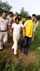 घर वालों से झगड़ा कर पड़ोस के बाथरूम में छिप गया, चोर चिल्लाने पर हाइटेंशन लाइन पर चढ़ा युवक