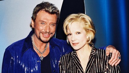 GALA VIDEO - PHOTO - “Oh là les filles, calmez-vous” : ce cliché de Johnny Hallyday et Sylvie Vartan trop choquant pour aujourd’hui ?