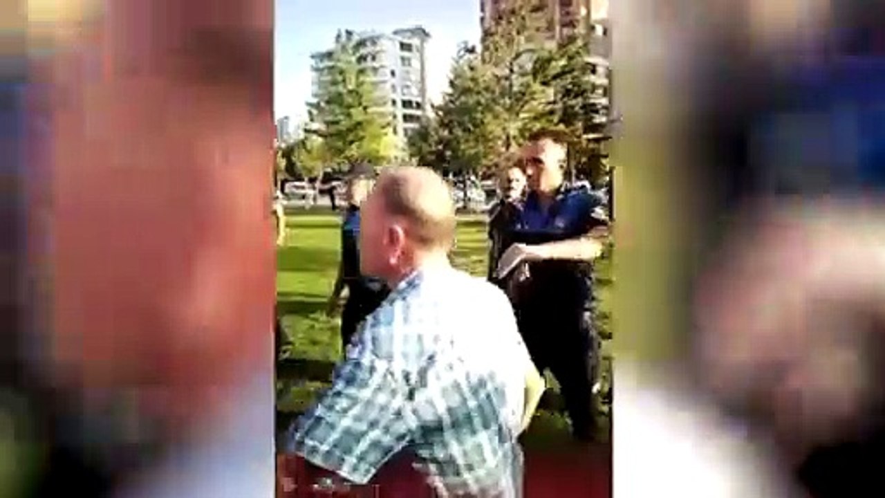 Konya'daki 'gençlik şöleni' için parkta hazırlık yapan Saadet Partisi'nin üyelerine zabıta biber gazı sıktı