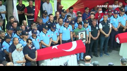 Muhtarın çantasını taşımasına yardım eden centilmen sokak köpeği gülümsetti