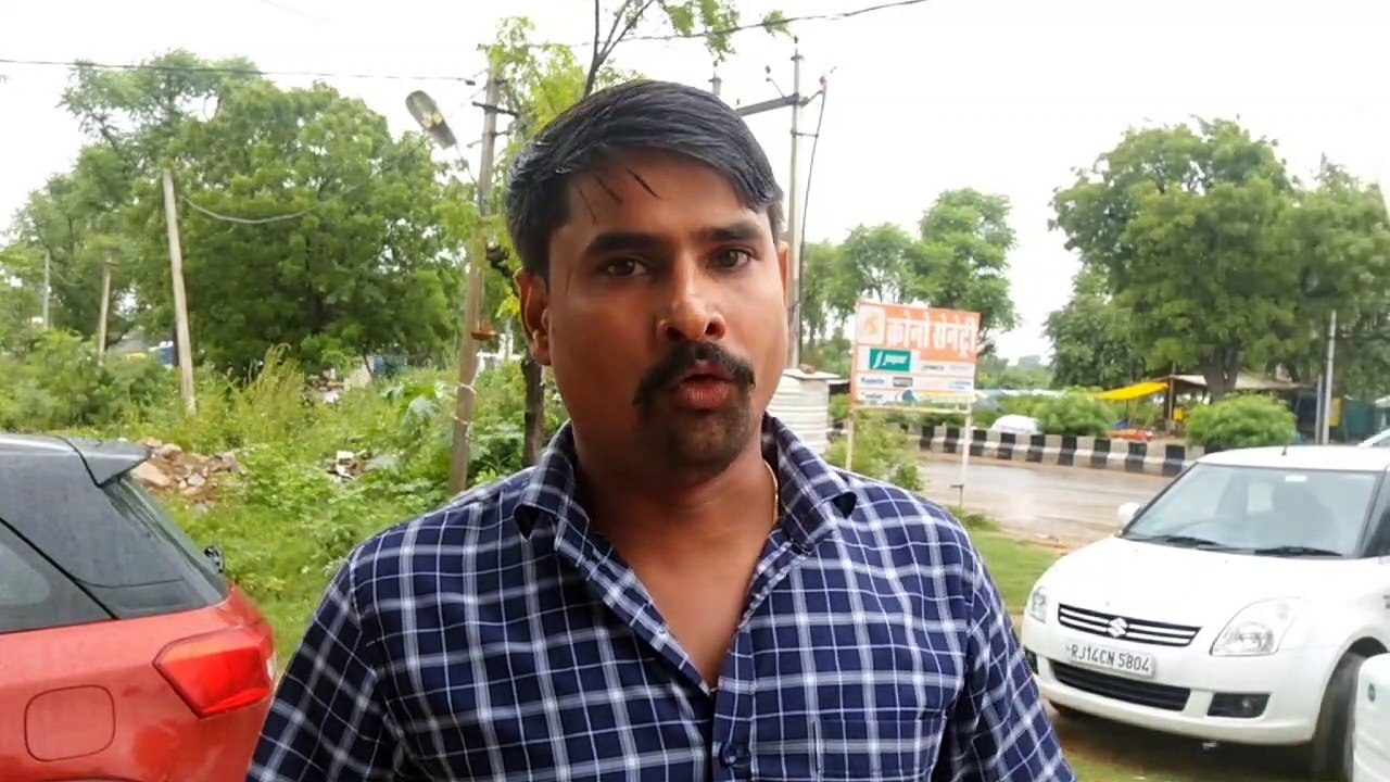 बारिश से टूटी सड़के, गिर रहे दुपहिया वाहन चालक,...