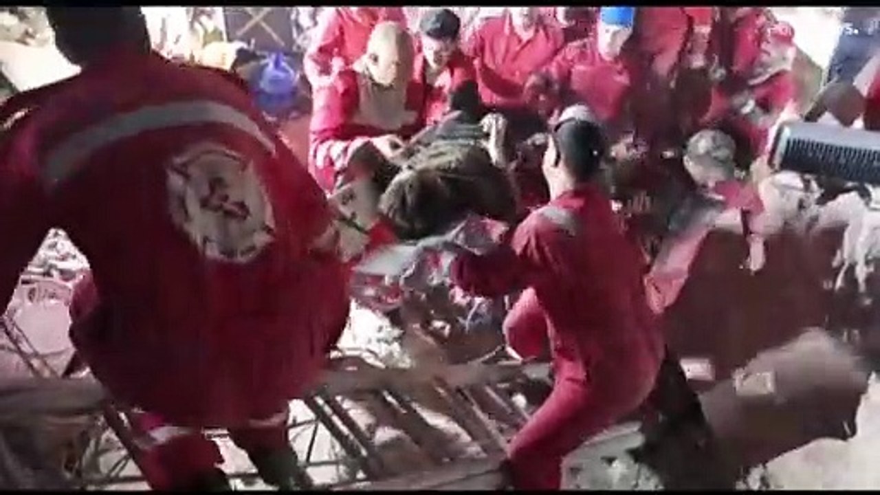 شاهد: عراقي يتحدث مع ابنه المحاصر تحت الأنقاض ب...