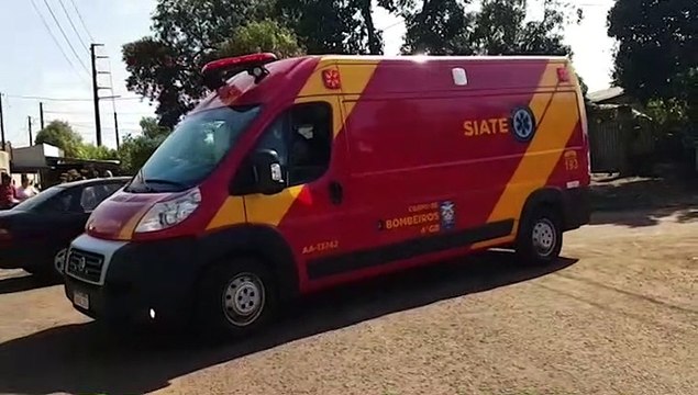 Carros batem em cruzamento no Bairro Santa Felicidade e homem fica ferido