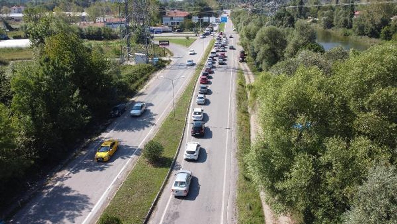İNKUM'DA HAFTA SONU YOĞUNLUĞU; GİRİŞLER KAPATILDI