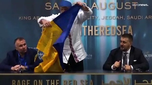 Oleksandr Usyk vence pela Ucrânia e mantém título de pesados