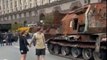Ucrania se da un homenaje y organiza en Kiev un desfile de blindados rusos destrozados