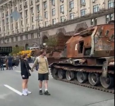 Ucrania se da un homenaje y organiza en Kiev un desfile de blindados rusos destrozados