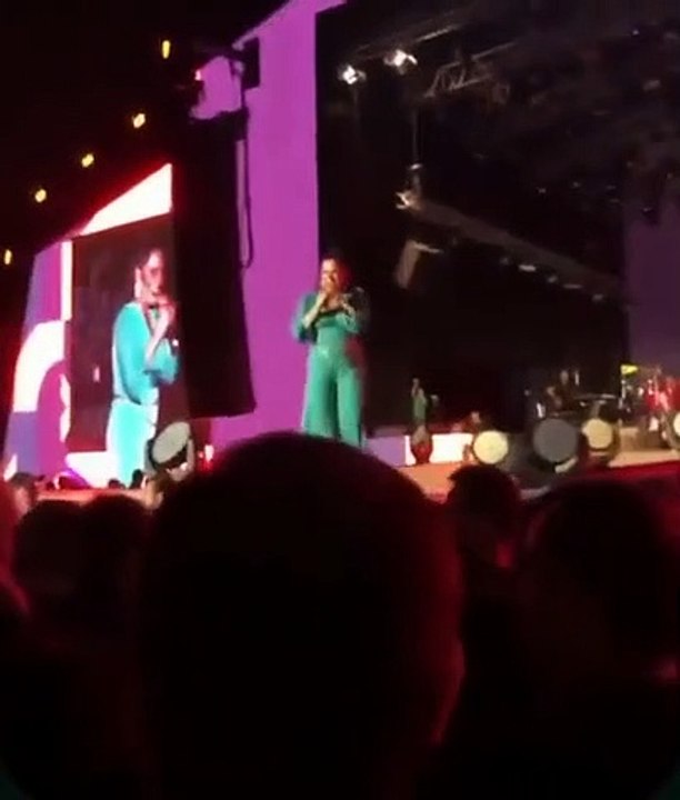 Reyhan Karaca sahnede LGBTİ+ bayrağı açtı