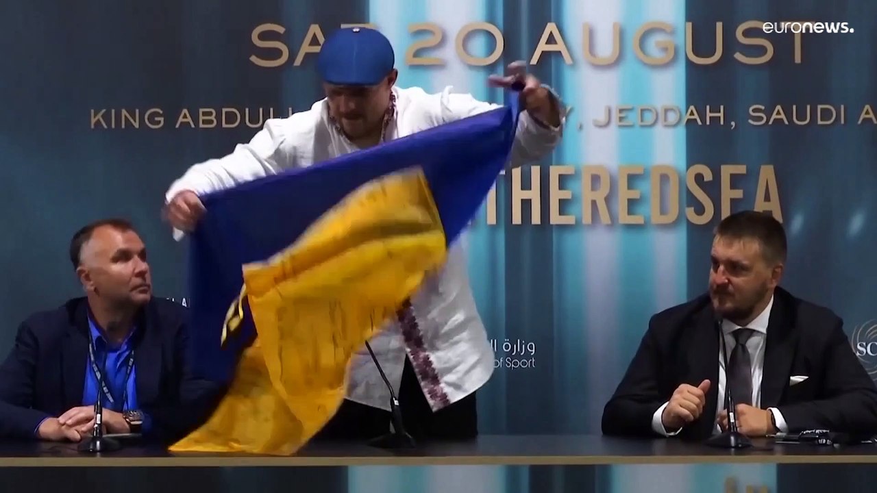 Александр Усик защитил пояса чемпиона в бою-рев...