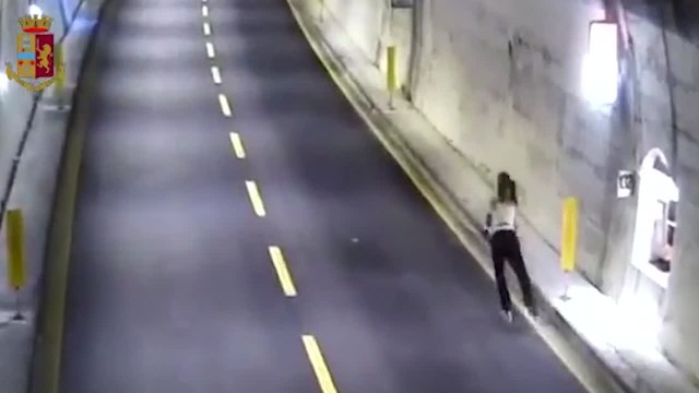 In autostrada sui pattini: multata dalla Polizia