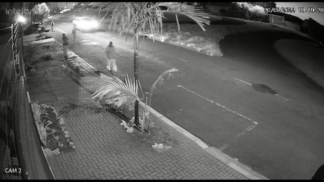 Jovens são flagrados por câmeras desligando 'contadores' de energia no Cidade Verde