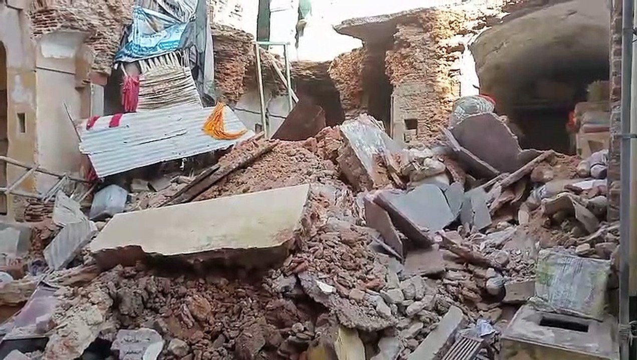जर्जर मकान ढ़हा, मलबे में दबा सामान