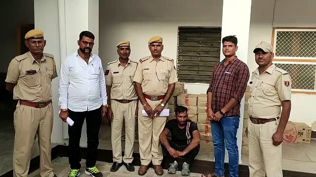 Illegal Liquor Smuggler: अवैध शराब के साथ ऐसे पकड़ में आया तस्कर, देखें Video