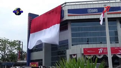 Pengibaran Bendera Merah Putih Raksasa di BRI Jember