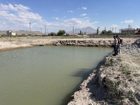 İnşaat temelinde biriken suya giren çocuğu dalgıçlar kurtardı