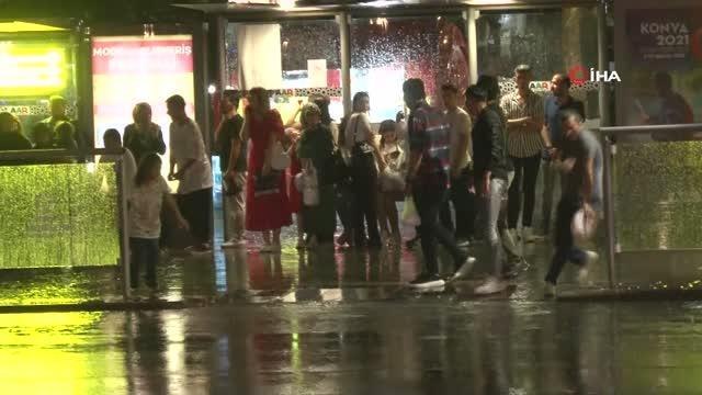 Konya haber | Konya'da sağanak yağış...Yağmura hazırlıksız yakalanan vatandaşlar otobüs duraklarına sığındı